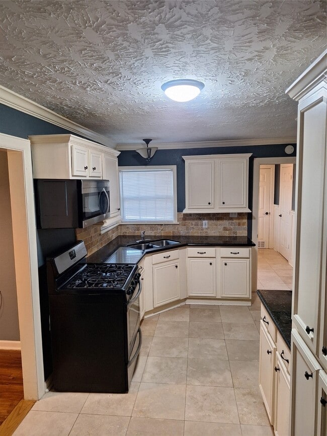 Building Photo - 2043 Alta Vista St