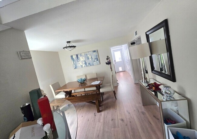 Foto del edificio - 7401 Sordello Dr