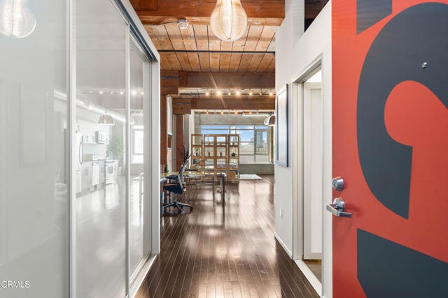 Building Photo - 530 S Hewitt St