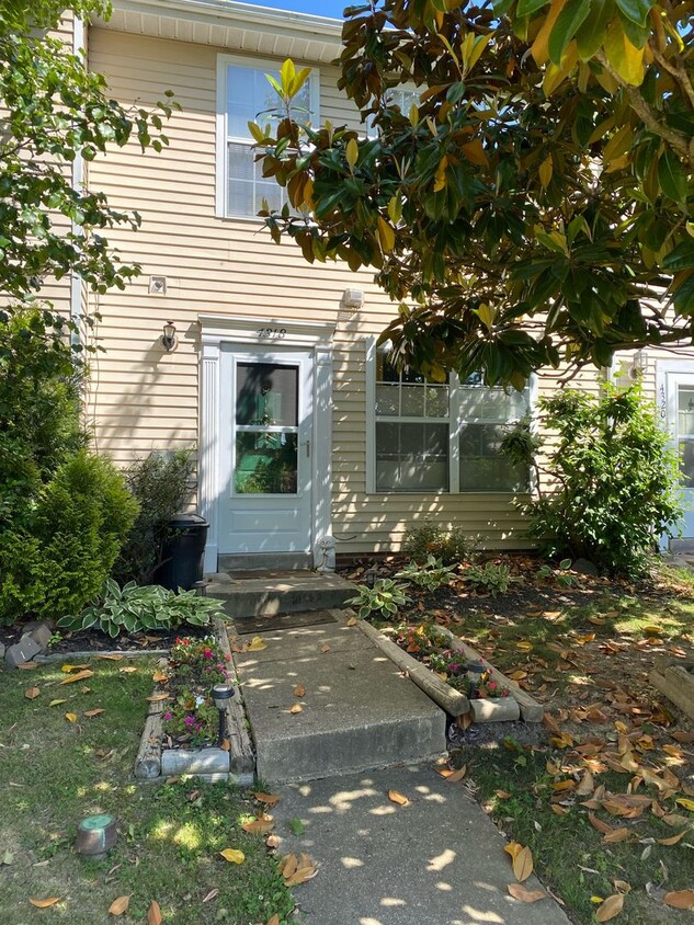 Primary Photo - Spacious 2 bedroom 1 1/2 bathroom townhous...