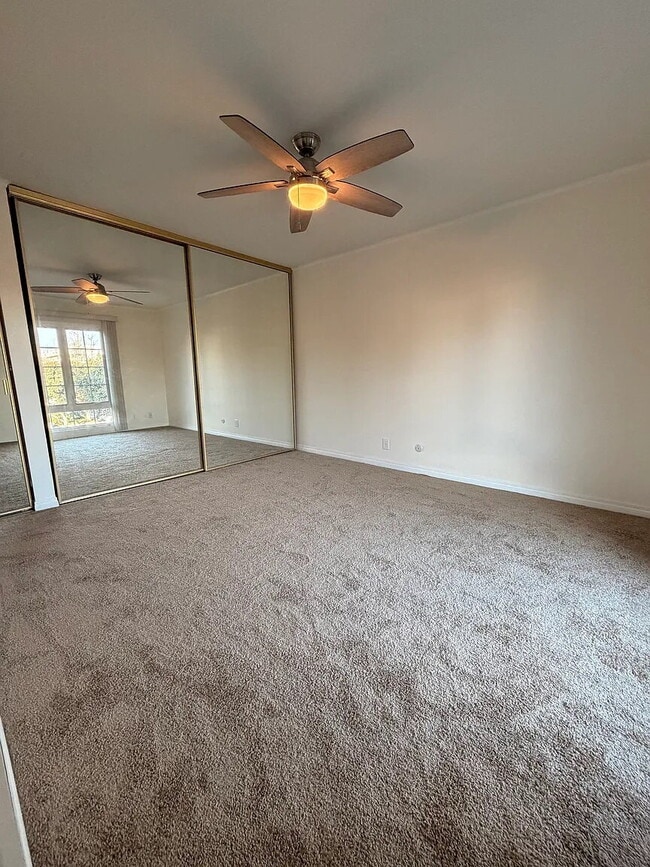 Building Photo - "Discover Coastal Living: Spacious 2-Bed, 2-Bath Retreat in Newport Beach!"