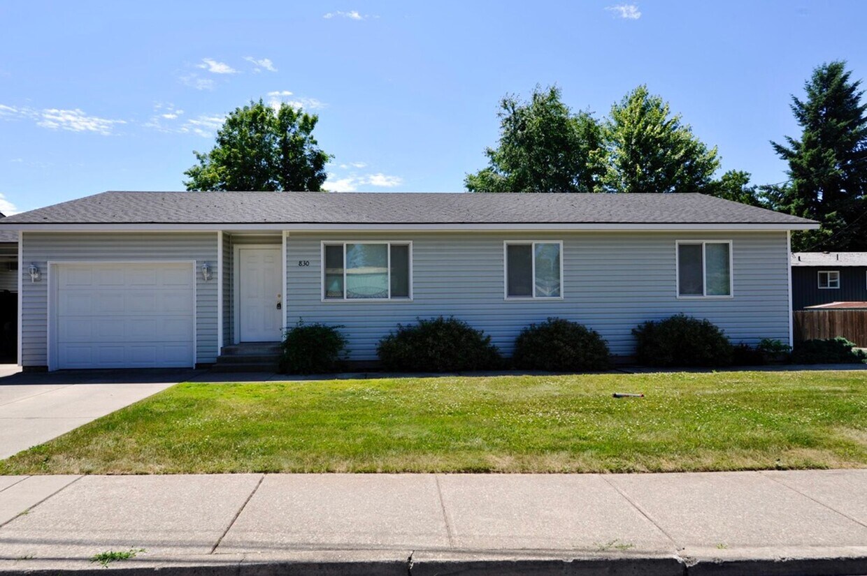Primary Photo - 3 bed 2 bath rancher with master en-suite ...