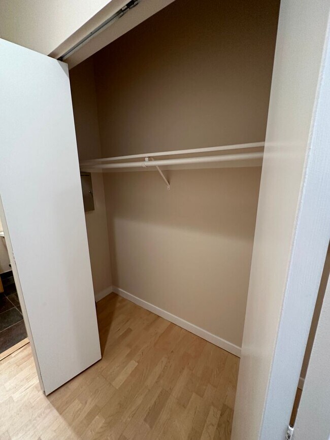 Building Photo - Top Floor Live work loft with 2 baths, in ...