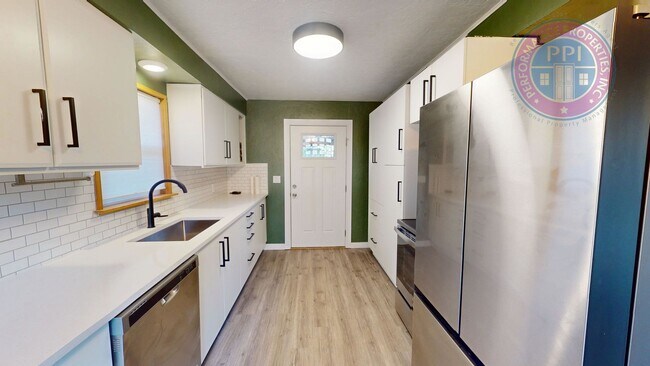 Foto del edificio - Newly Remodeled Home With Large Yard In Ro...