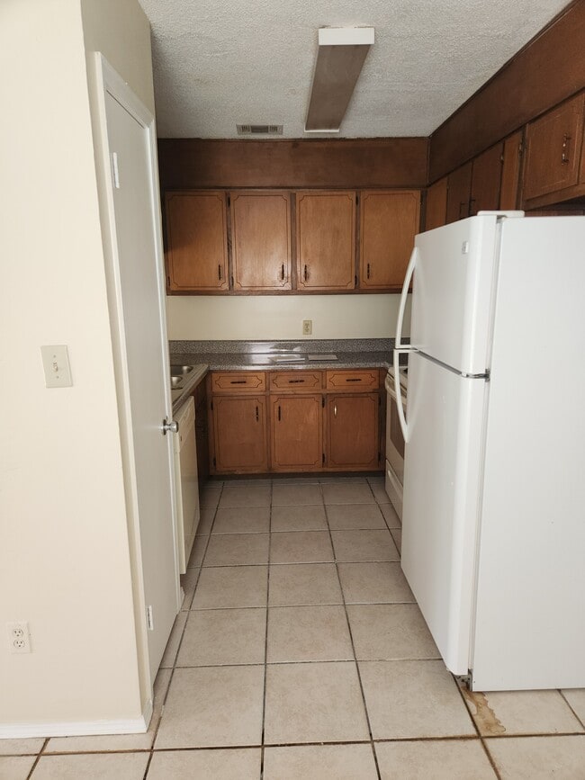 kitchen - 617 Woodsman Dr