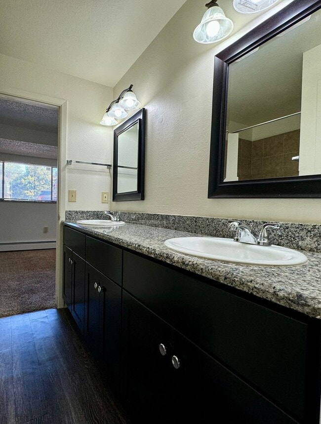 Building Photo - 3 BEDROOM UNIT AVAILABLE NOW IN BOULDER
