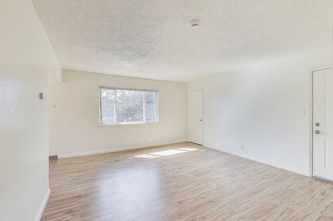 Building Photo - 5677 Hoffman Ct