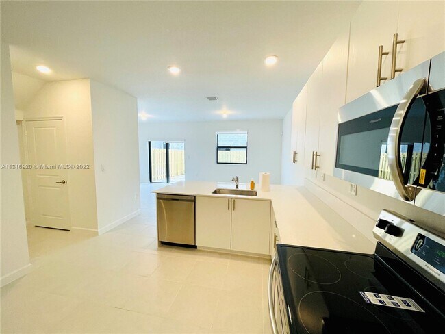 Building Photo - 28525 SW 134th Ave
