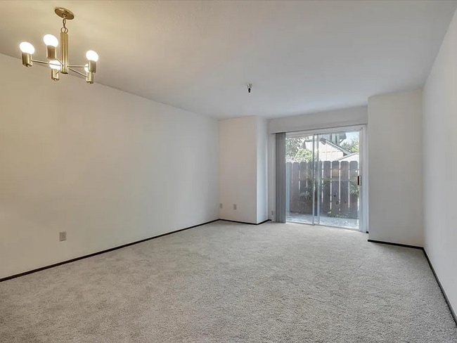 Building Photo - 106 Vista Prieta Ct