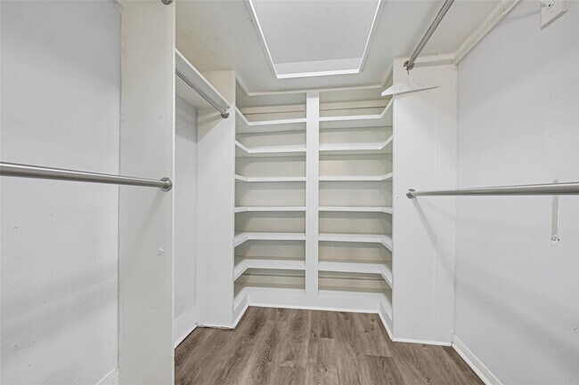 Building Photo - 539 Belwin Dr