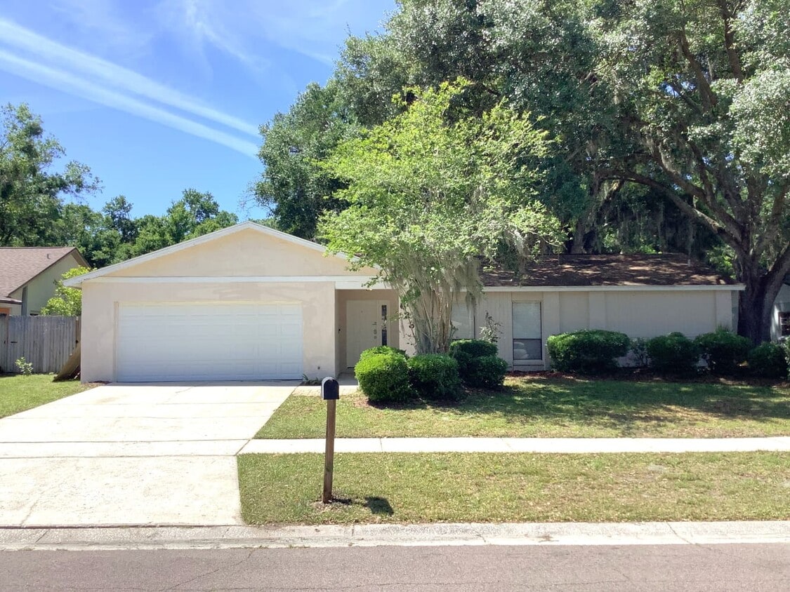 Primary Photo - 623 Sandy Creek Dr