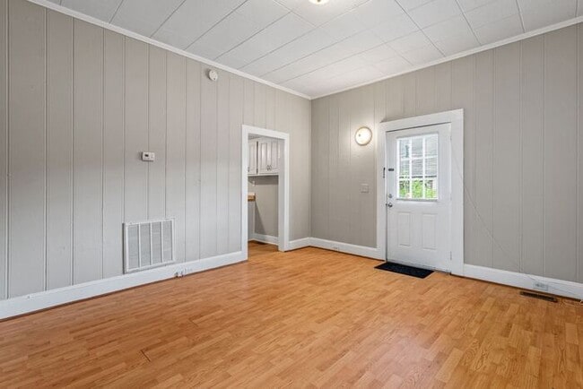 Building Photo - UNCG area with 3 bedrooms and 1 bath, Cent...