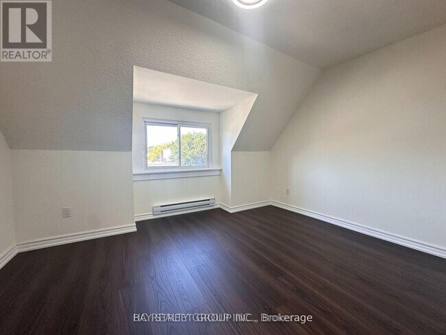Photo du bâtiment - 859 1/2 Bathurst St
