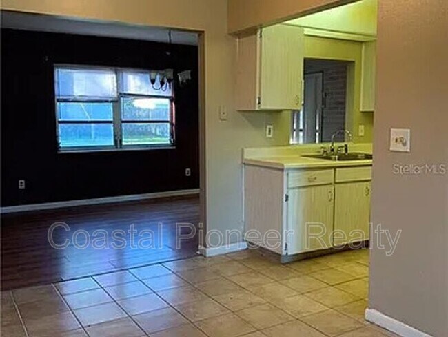 Foto del edificio - 4263 Deltona Blvd