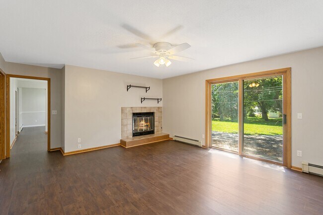 Building Photo - 2105 River Hills Dr