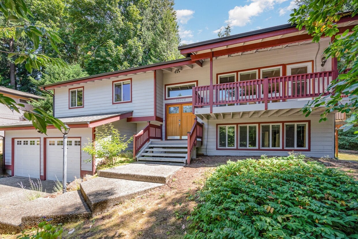 Primary Photo - 5 Bed 3 Bath home In Bellevue Available Now