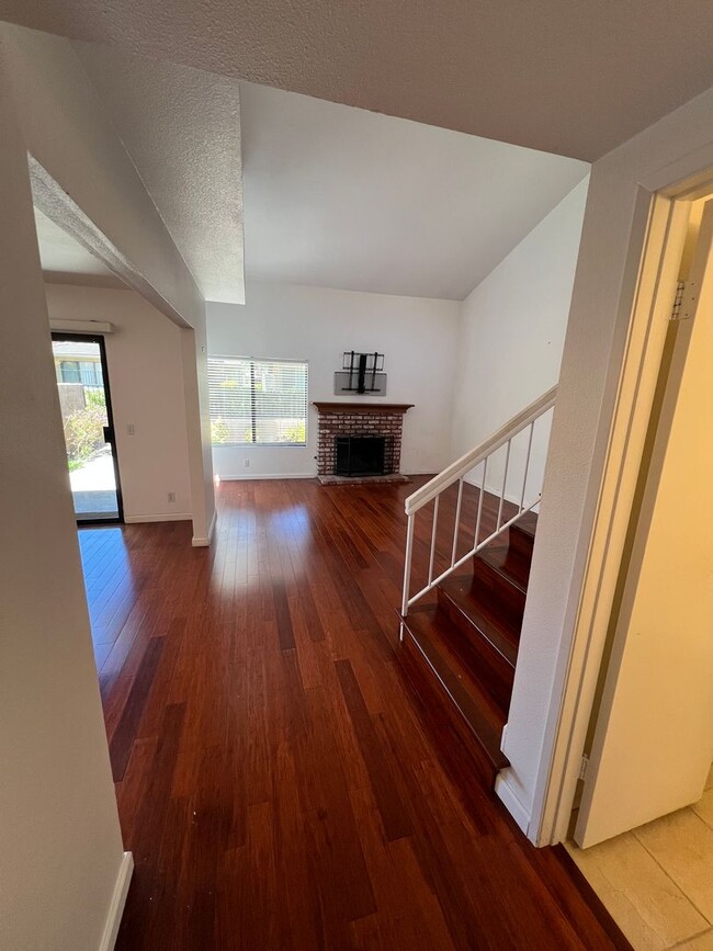 Building Photo - Charming 3-Bedroom, 2.5-Bathroom in Desira...