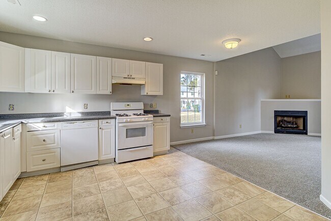 Building Photo - Townhouse For Rent!