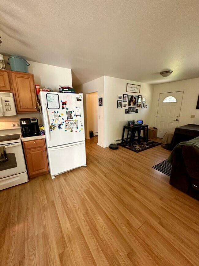 Building Photo - 3bd, 2 bath Home for Rent w/ Large 2 Car G...