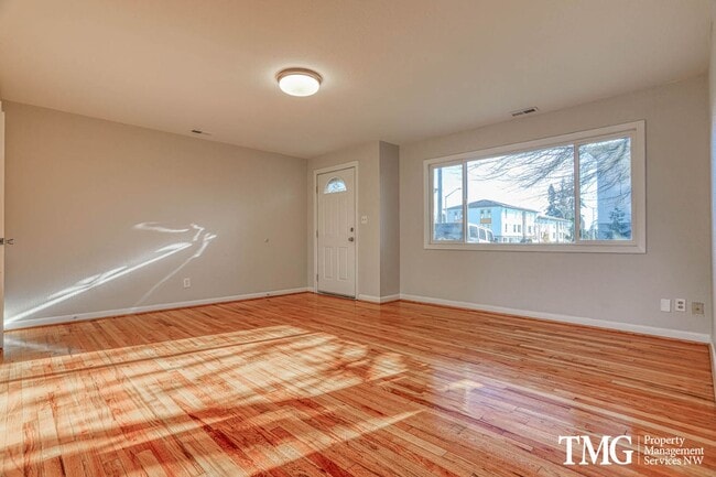 Building Photo - Lovely 3 BD Ranch Style Home - Beautiful Hardwood, Huge fenced back yard!