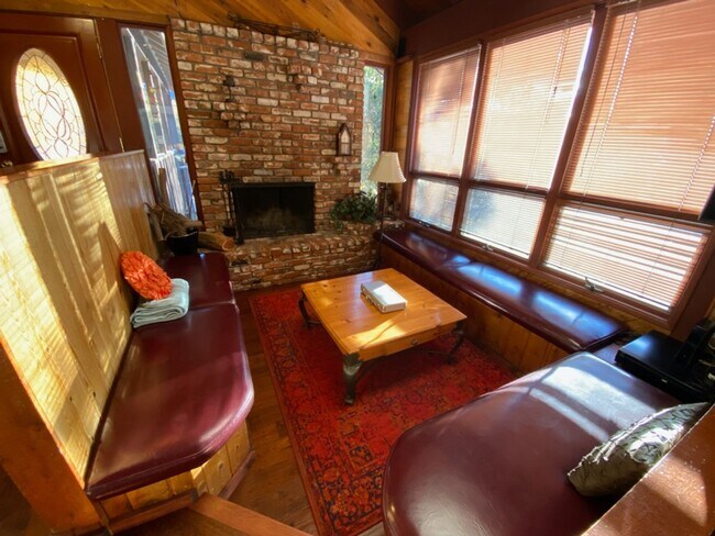 Building Photo - Spacious Home in Big Bear Lake with Garage