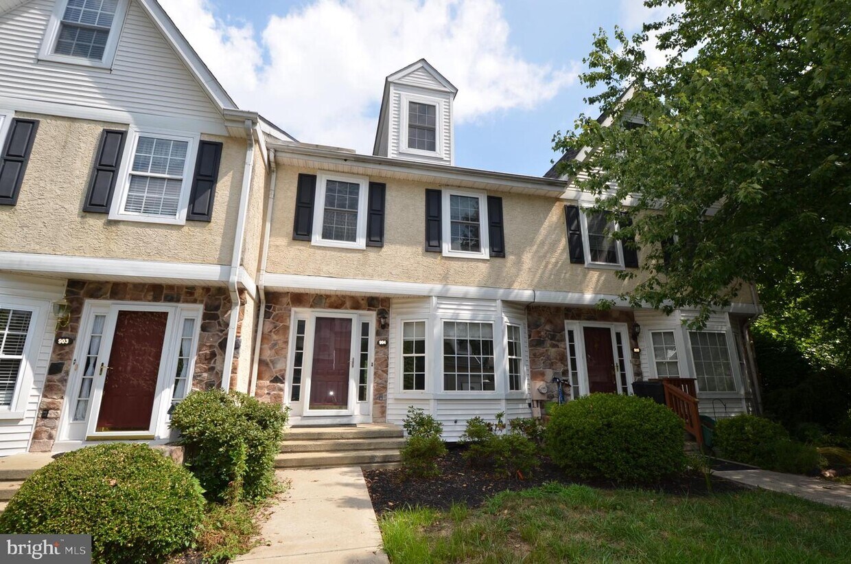 Primary Photo - 904 Coventry Pointe Ln