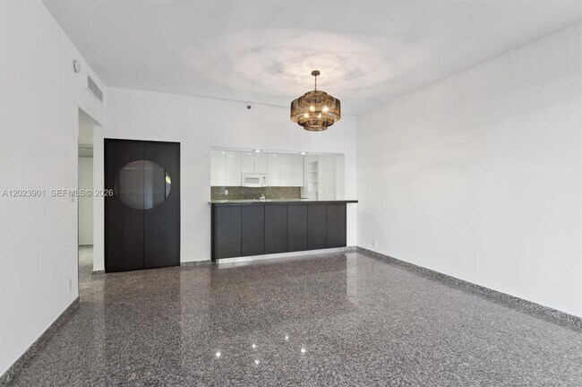 Foto del edificio - 151 Crandon Blvd
