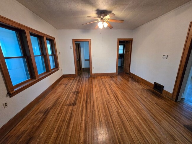 Building Photo - RENT SUX - 313-315 19TH ST