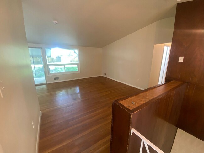 Foto del edificio - A spacious three bedroom/ three bath split...