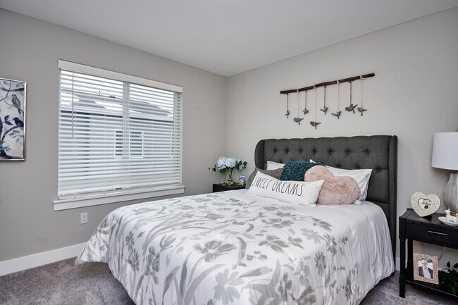 Building Photo - Creekline Townhomes