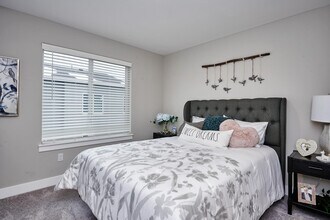Building Photo - Creekline Townhomes