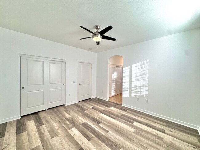 Foto del edificio - 2-bedroom, 2-bathroom condo in the Sunset Ridge community of Granada Hills