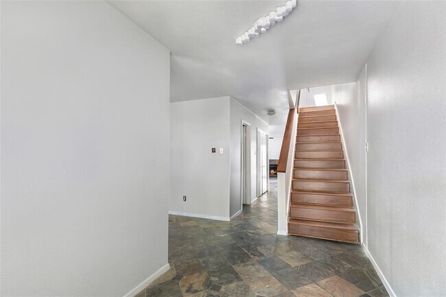 Foto del edificio - 5869 Sampley Way