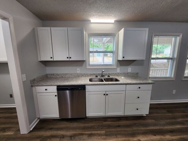 Building Photo - 709 W Creek Cir