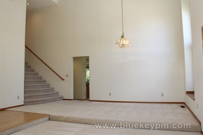 Foto del edificio - 4 Bed, 3 Bath  Home w/ 1 Bed and 1 Full Bath on Main  Near Bethany/Rock Creek