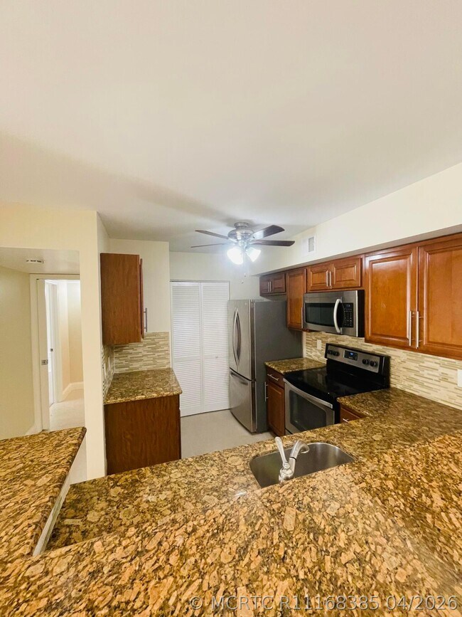 Foto del edificio - 1743 Village Blvd