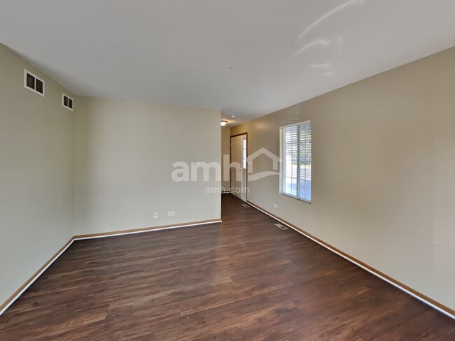 Foto del edificio - 440 Lowell Dr