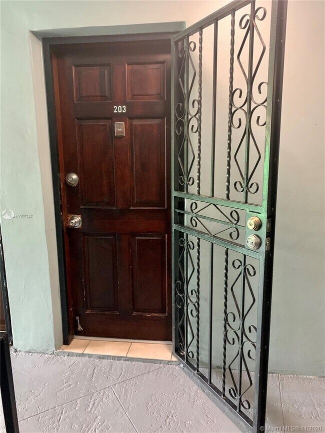 Foto del edificio - 6580 W Flagler St