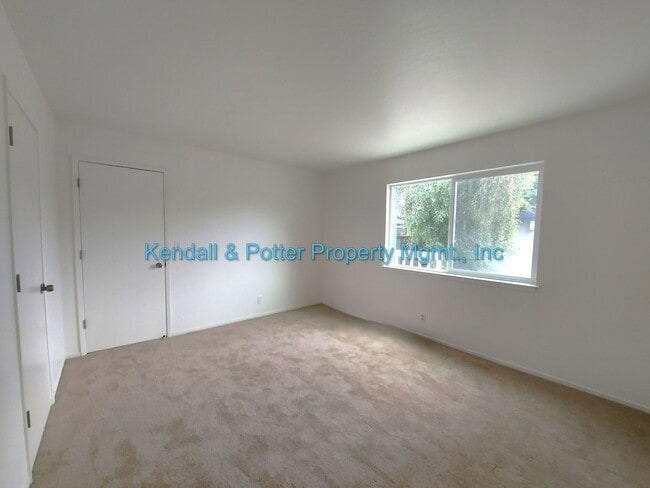 Building Photo - Spacious 2br Duplex with Yard!