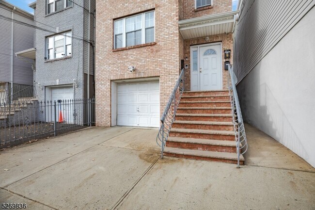 Building Photo - 652 4th St