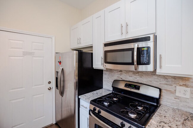 Building Photo - 633 W Arlington Pl