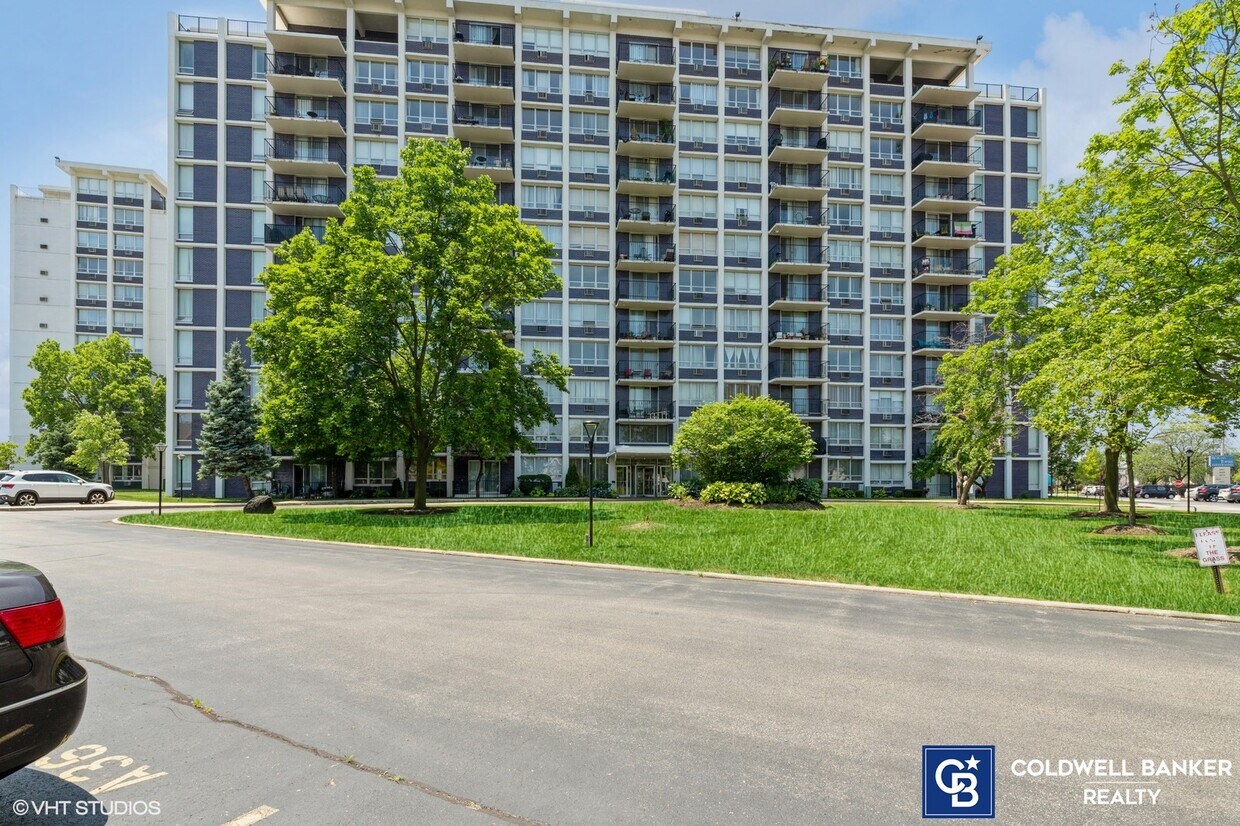 Foto principal - 8801 W Golf Rd