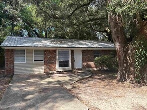 Building Photo - 2922 Oakwood Dr