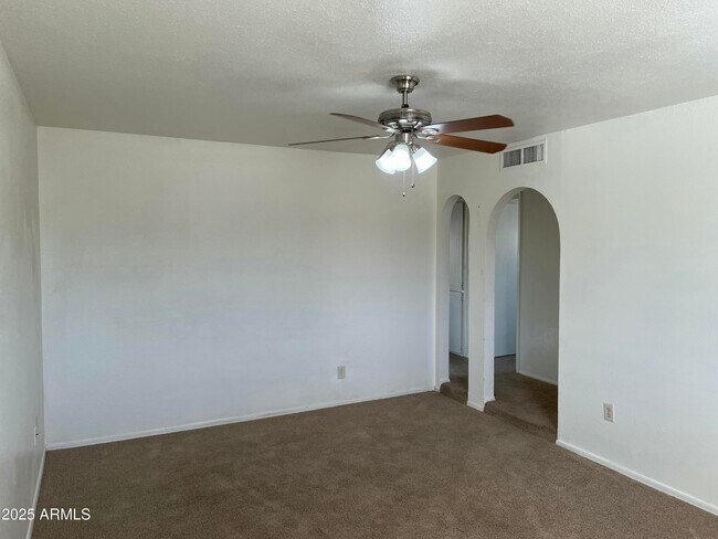 Foto del edificio - 2930 W Laurel Ln