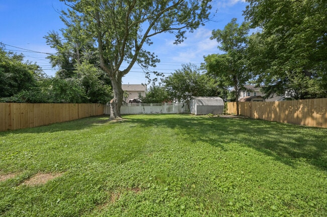 Building Photo - 20 Hickory Ln