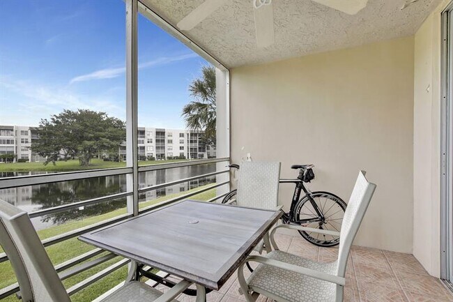 Foto del edificio - 9311 Orange Grove Dr
