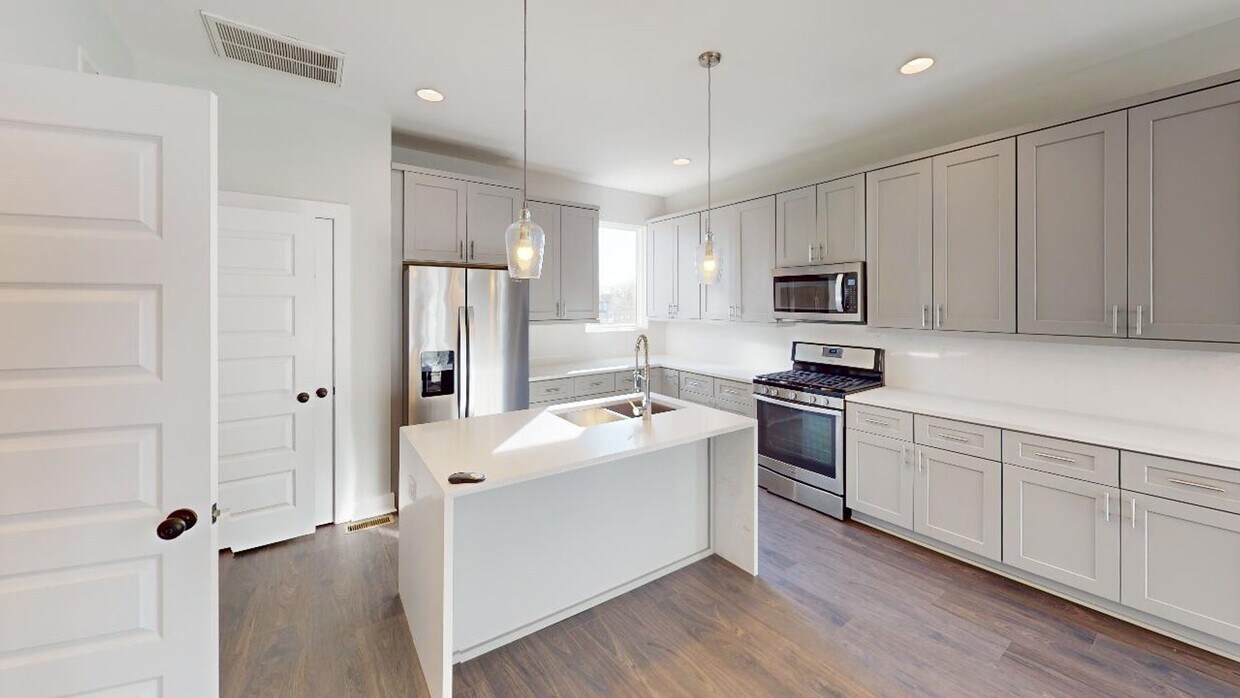 Primary Photo - 3 story townhome in Seversville!