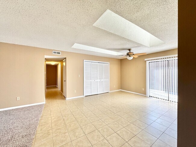 Foto del edificio - Holden Village Townhome Available - Newly Renovated