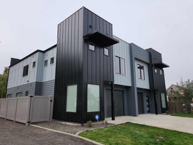 Building Photo - New Modern 4 Bed 2.5 Bath duplex with over...