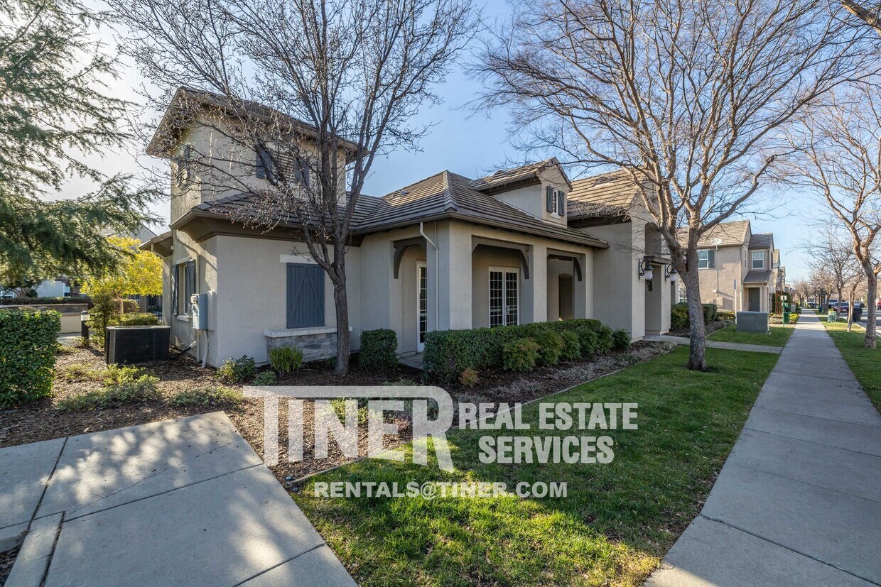 Primary Photo - Beautiful Villemont Courtyard Home